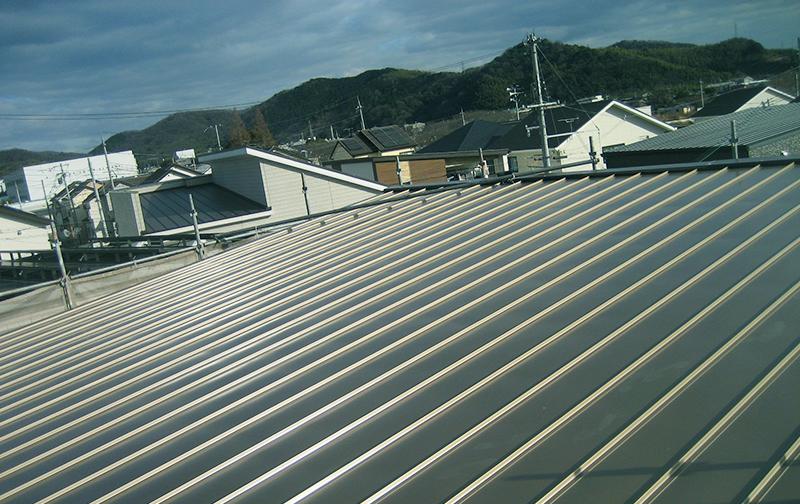 屋根はガルバリウム鋼板でスッキリ綺麗です。防水ルーフィングと遮熱シートで暑さも抑えました。